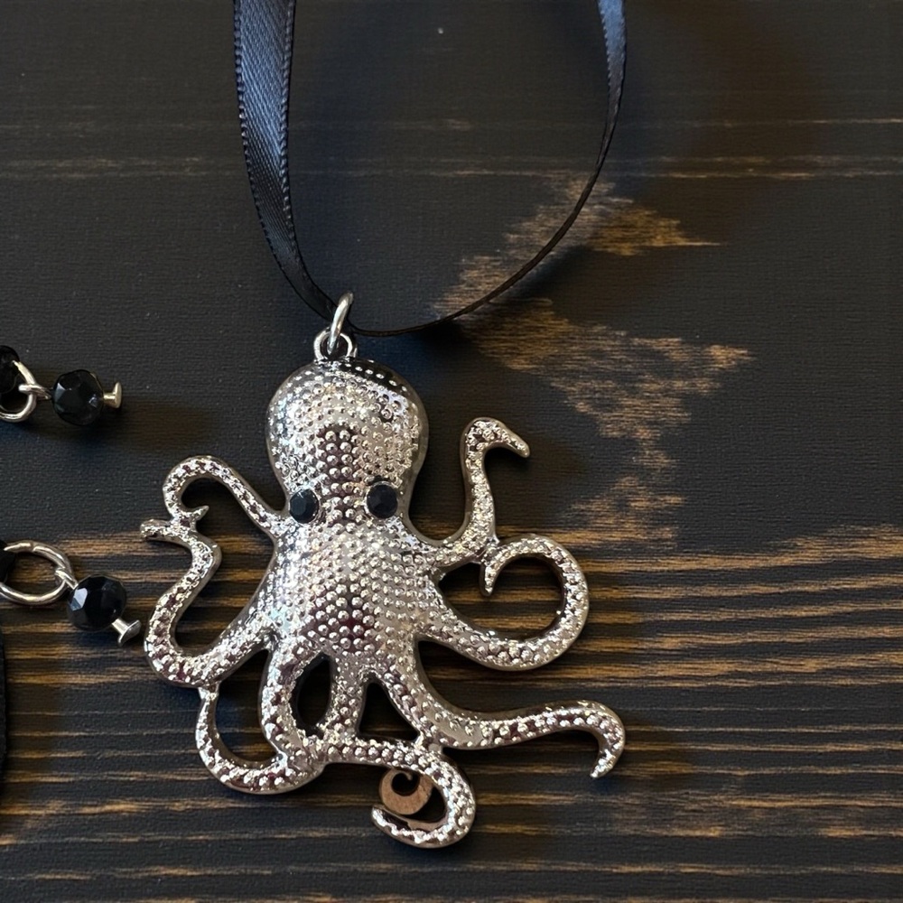 Shiny Silver Toned Octopus Pendant Choker Necklace - Picture 3 of 17